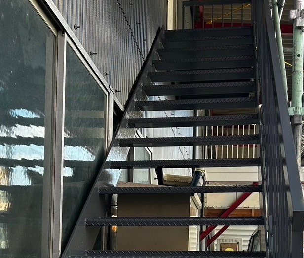 外階段②　塗装工事　完了